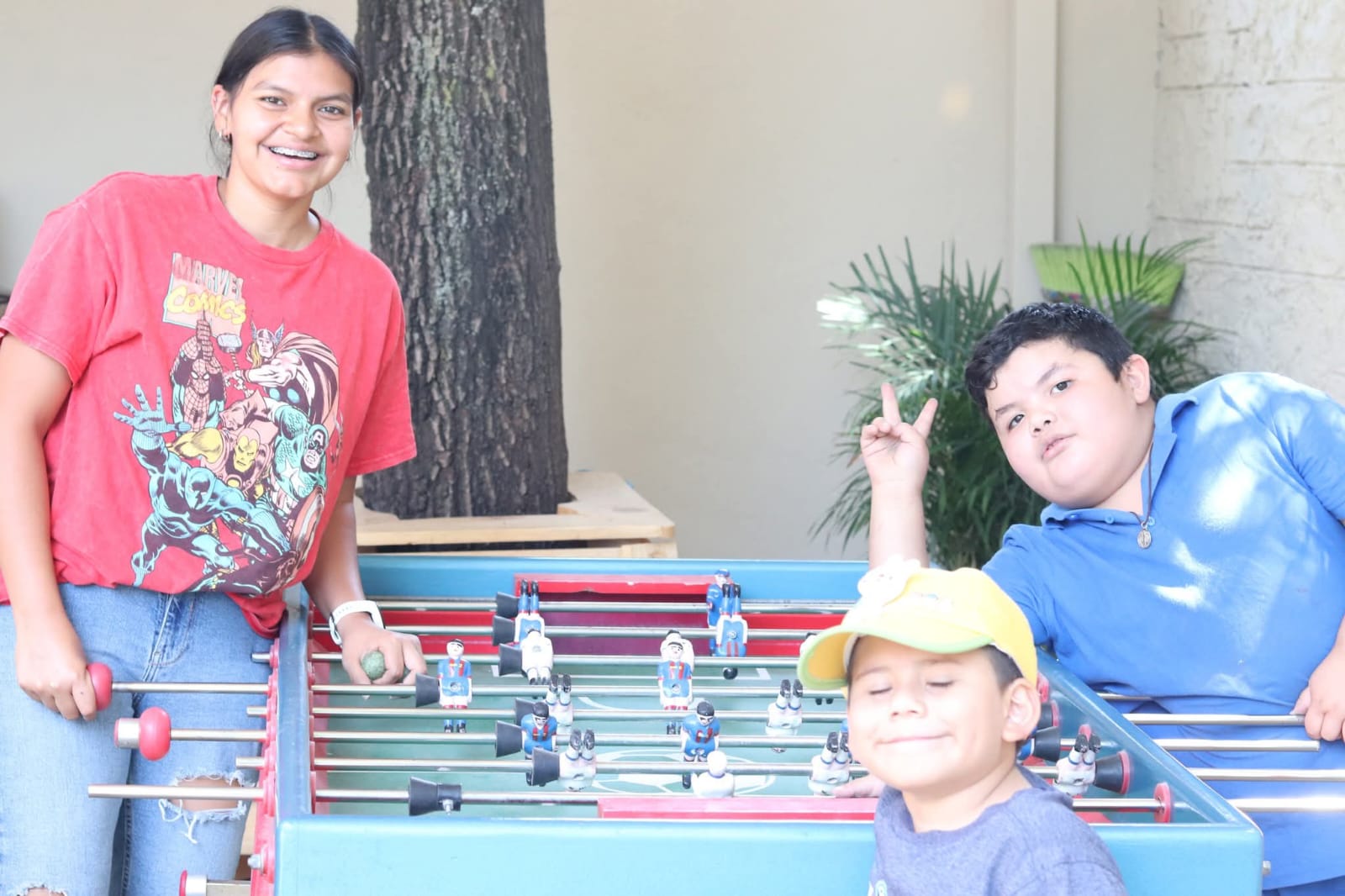 Jóvenes jugando futbolito